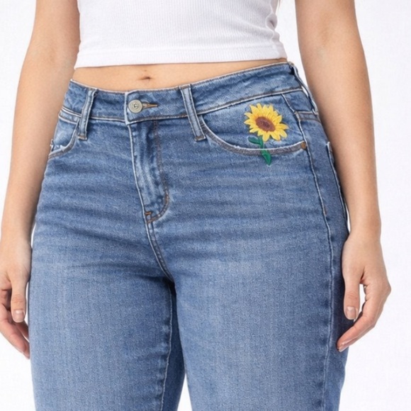 Judy Blue Relaxed Jeans raw hem Sunflower Embroidery Women’s Sz 18W - Picture 3 of 9